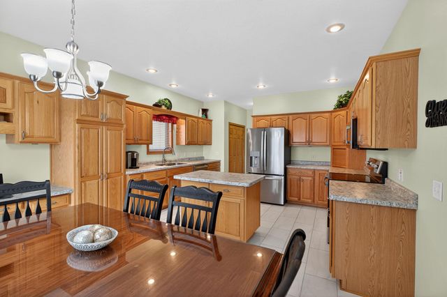 1234 Hummingbird Circle, Waterloo, IA 50702