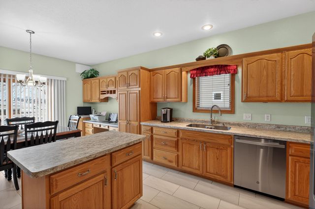 1234 Hummingbird Circle, Waterloo, IA 50702