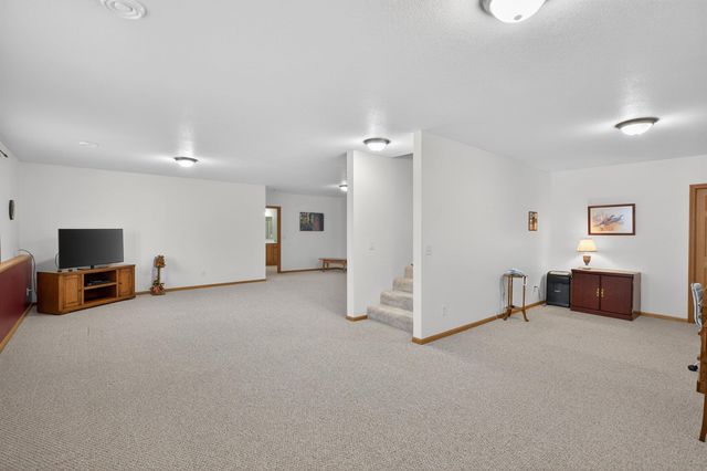 1234 Hummingbird Circle, Waterloo, IA 50702