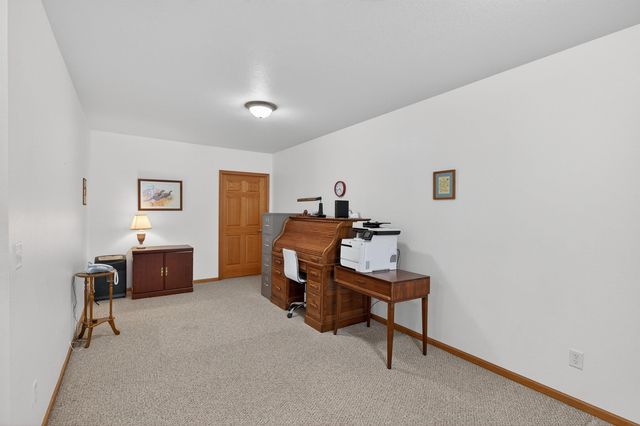 1234 Hummingbird Circle, Waterloo, IA 50702