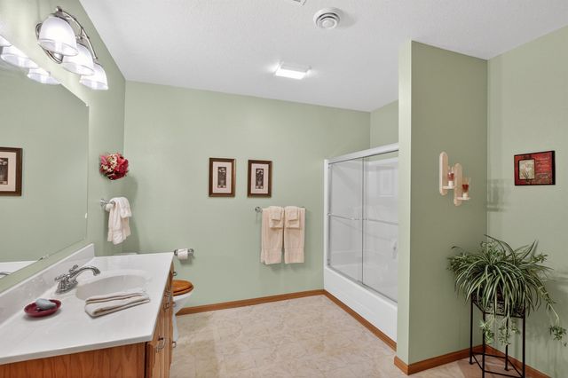 1234 Hummingbird Circle, Waterloo, IA 50702