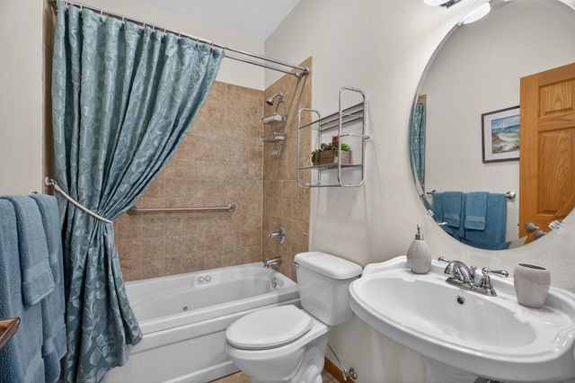 1234 Hummingbird Circle, Waterloo, IA 50702