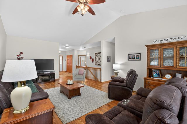 1234 Hummingbird Circle, Waterloo, IA 50702