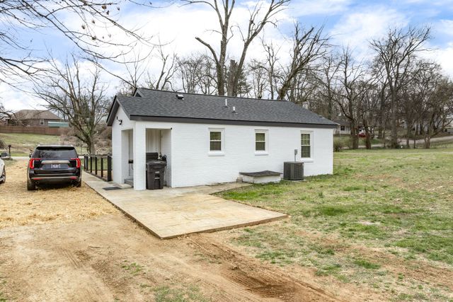 1812 Cherokee Dr, Columbia, TN 38401