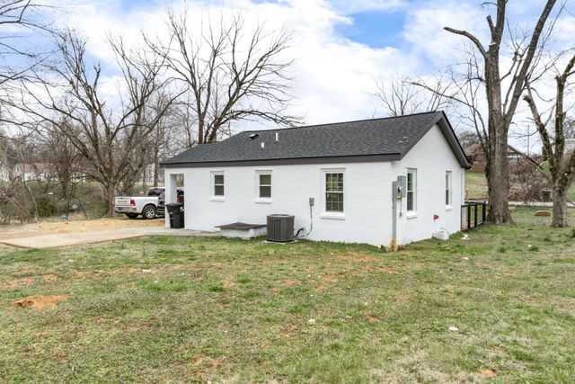 1812 Cherokee Dr, Columbia, TN 38401