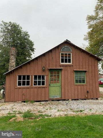 8 BROADWAY, Stewartstown, PA 17363