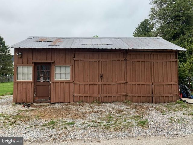 8 BROADWAY, Stewartstown, PA 17363