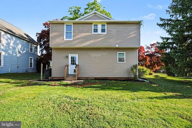 8 BROADWAY, Stewartstown, PA 17363