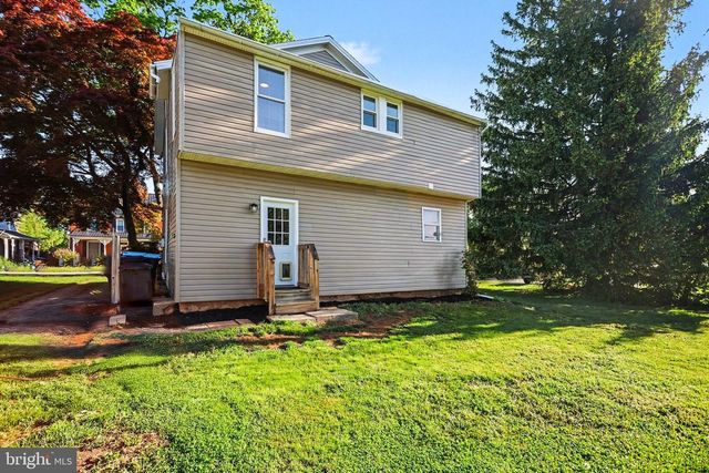 8 BROADWAY, Stewartstown, PA 17363