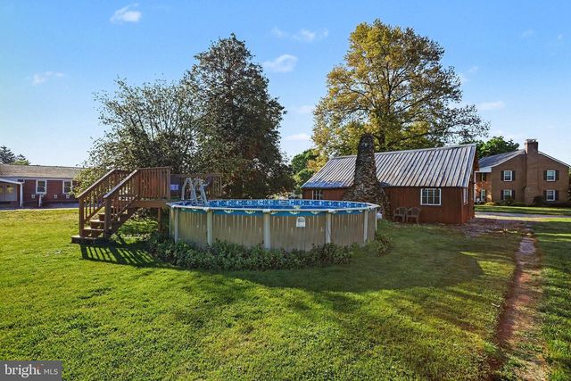 8 BROADWAY, Stewartstown, PA 17363