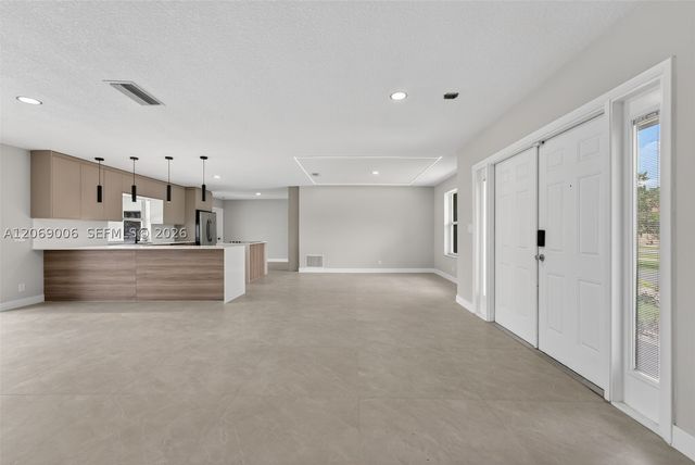 6091 SW 14th St, Plantation, FL 33317
