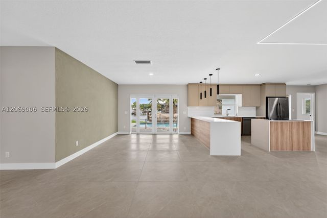 6091 SW 14th St, Plantation, FL 33317