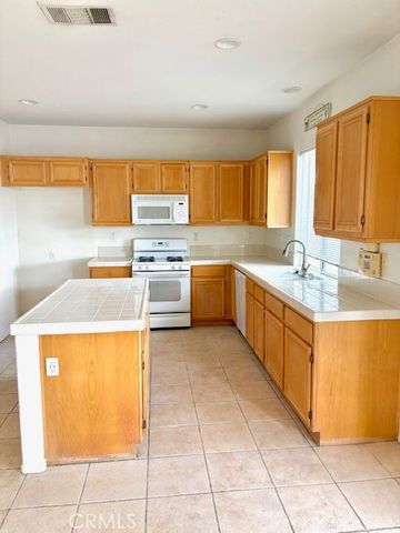 209 Avenida San Miguel, Perris, CA 92571