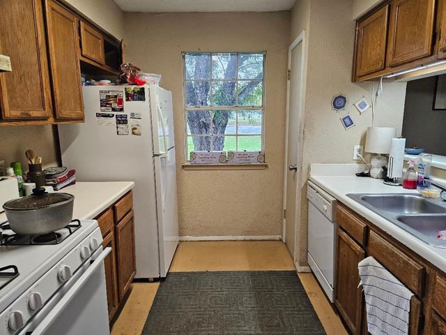 817 Lexington RD, Elgin, TX 78621