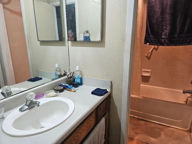 817 Lexington RD, Elgin, TX 78621
