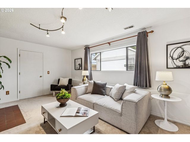 2931 Se CORNUTT St, Hillsboro, OR 97123