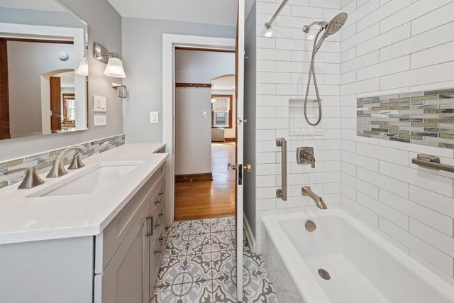 2850 W Chase Avenue, Chicago, IL 60645
