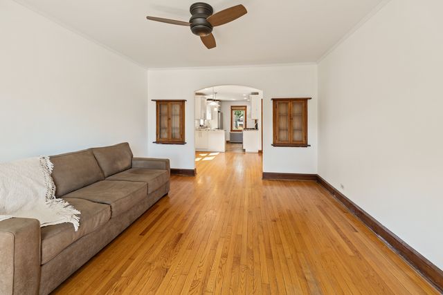 2850 W Chase Avenue, Chicago, IL 60645