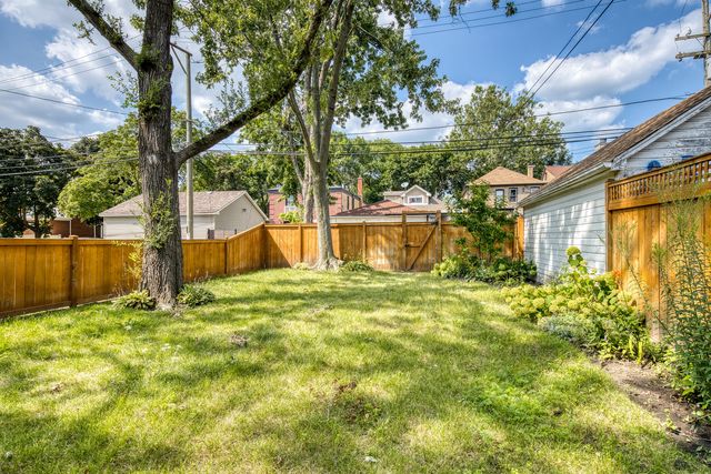 2850 W Chase Avenue, Chicago, IL 60645