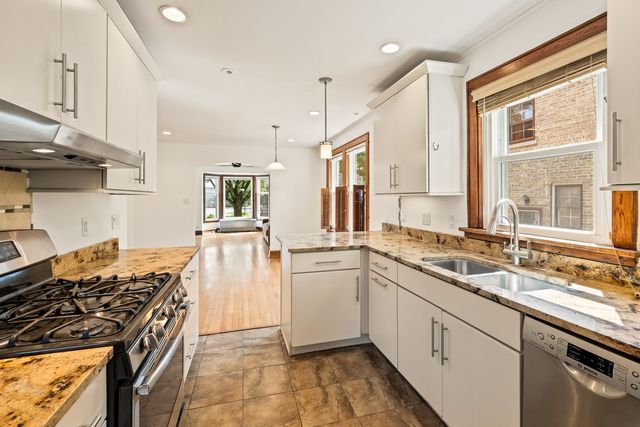 2850 W Chase Avenue, Chicago, IL 60645