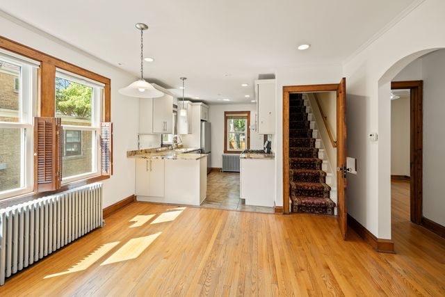 2850 W Chase Avenue, Chicago, IL 60645