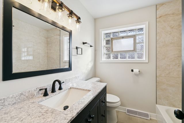 12323 S 74th Avenue, Palos Heights, IL 60463