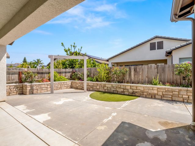 1751 N Kaweah Avenue, Clovis, CA 93619