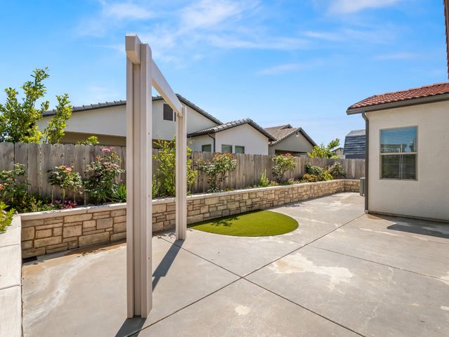 1751 N Kaweah Avenue, Clovis, CA 93619