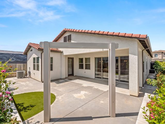 1751 N Kaweah Avenue, Clovis, CA 93619