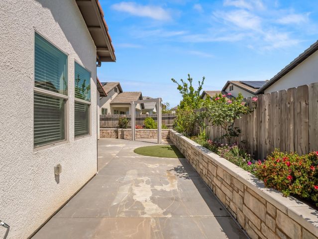 1751 N Kaweah Avenue, Clovis, CA 93619