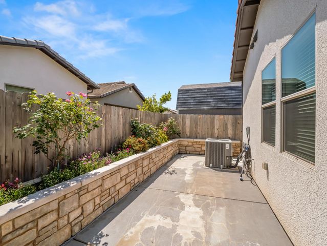 1751 N Kaweah Avenue, Clovis, CA 93619