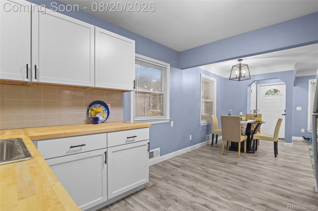 24241 Coolidge Highway, Oak Park, MI 48237