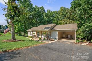 5476 Chestnut Drive, Hickory, NC 28602