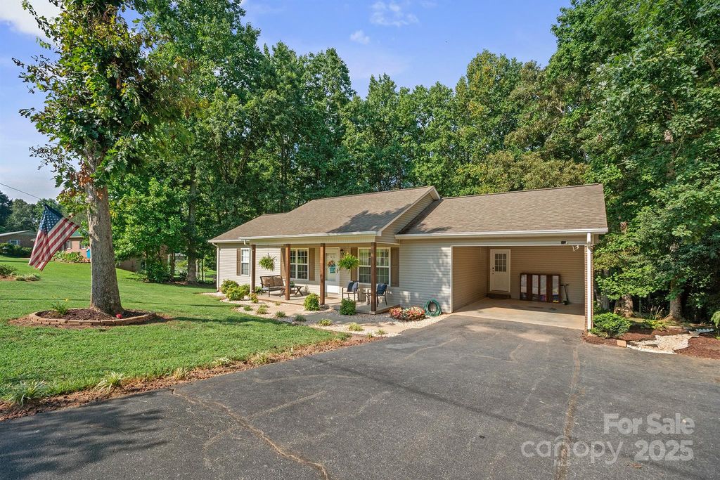 5476 Chestnut Drive, Hickory, NC 28602