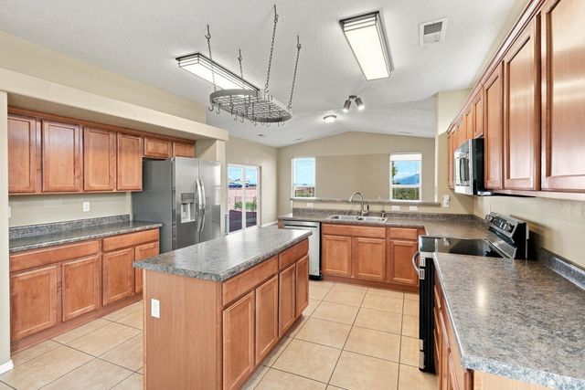 708 3rd Street NE, Rio Rancho, NM 87124