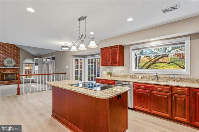 6902 COMPTON HEIGHTS CIR, Clifton, VA 20124