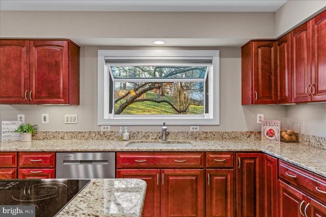 6902 COMPTON HEIGHTS CIR, Clifton, VA 20124