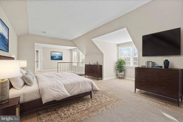 6902 COMPTON HEIGHTS CIR, Clifton, VA 20124