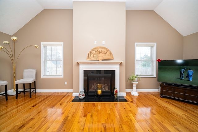 28 Woodlawn Ave, Billerica, MA 01821