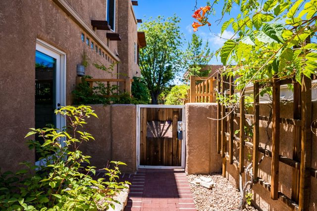 1901 Via Del Sol NE, Albuquerque, NM 87110