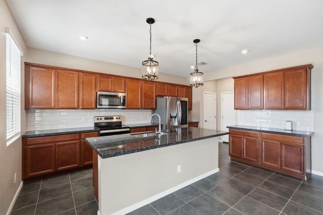 17851 W Daley Lane, Surprise, AZ 85387