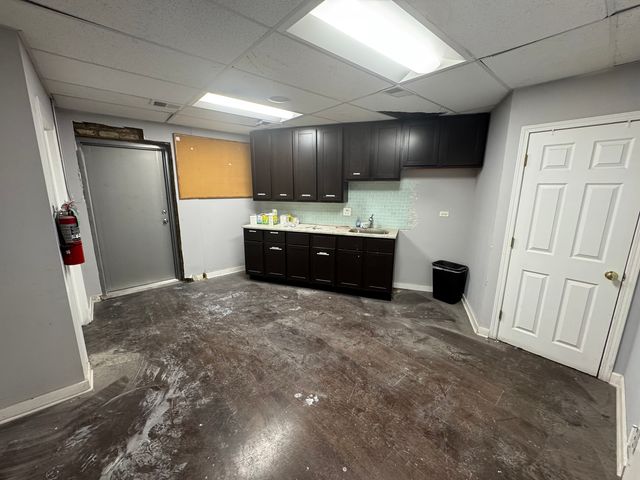 906 W Belmont Avenue, Chicago, IL 60657