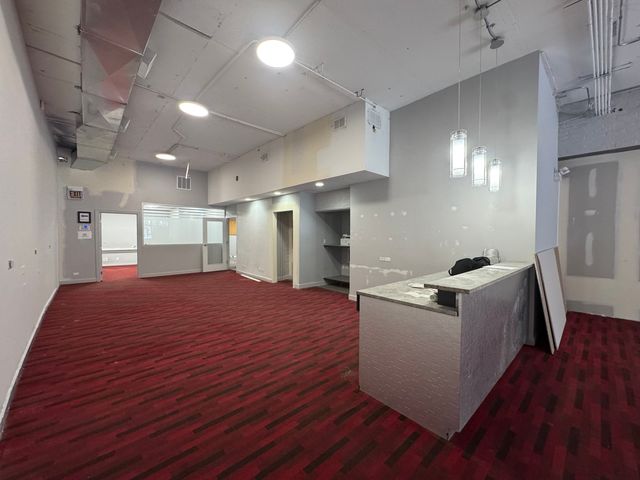 906 W Belmont Avenue, Chicago, IL 60657