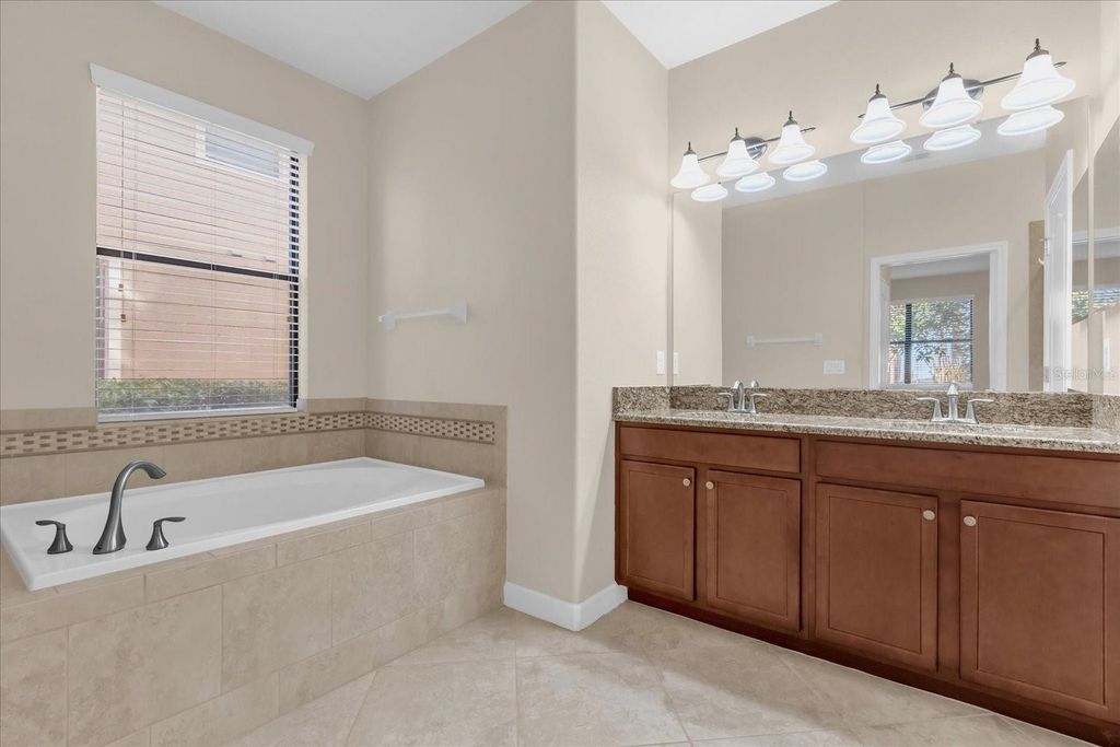Image 16 of property listing at 8933 AZALEA SANDS LANE 8933, Davenport, FL 33896