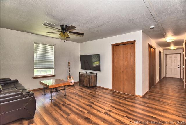 6108 S 42nd West Avenue, Sapulpa, OK 74132