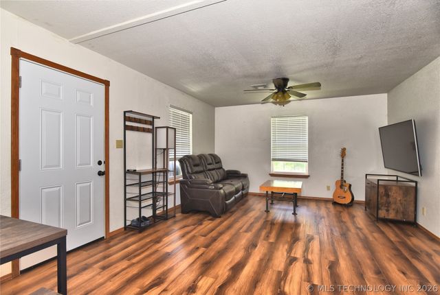 6108 S 42nd West Avenue, Sapulpa, OK 74132