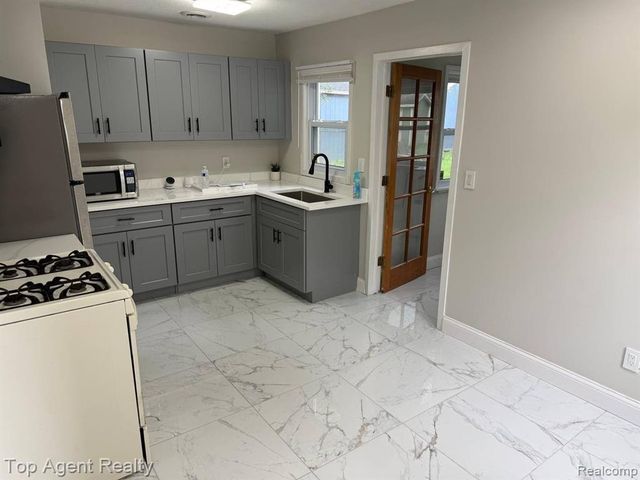 2848 Edna Jane Drive, Auburn Hills, MI 48326