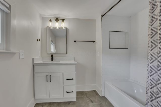 6084 Mink Street SW, Pataskala, OH 43062