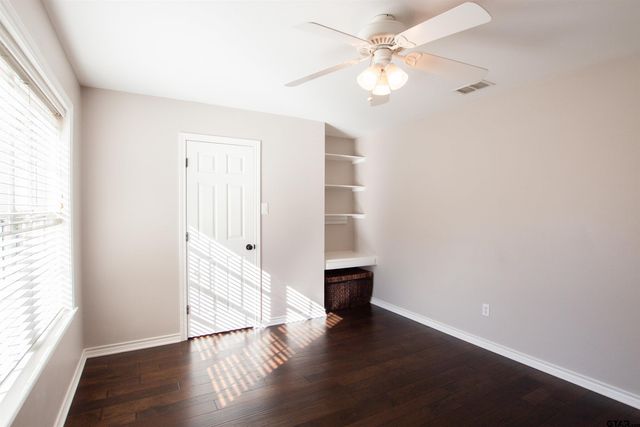 2618 Prestwick Rd, Jacksonville, TX 75766