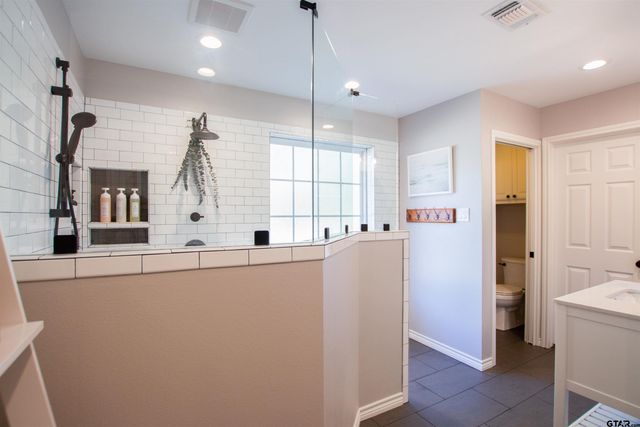 2618 Prestwick Rd, Jacksonville, TX 75766